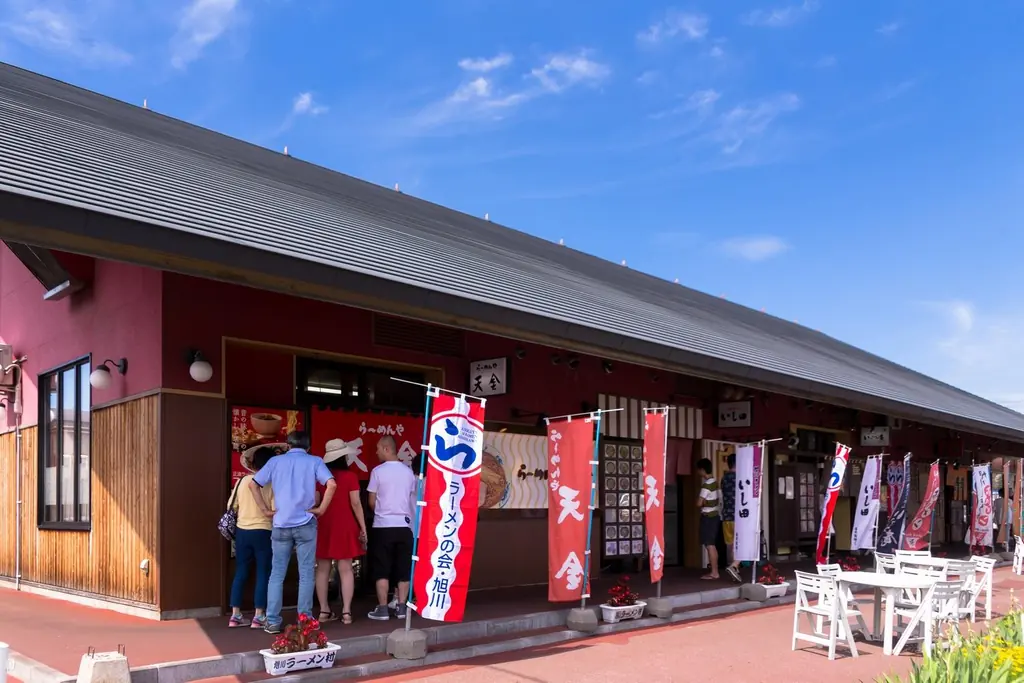 のぼりが並ぶあさひかわラーメン村の店先