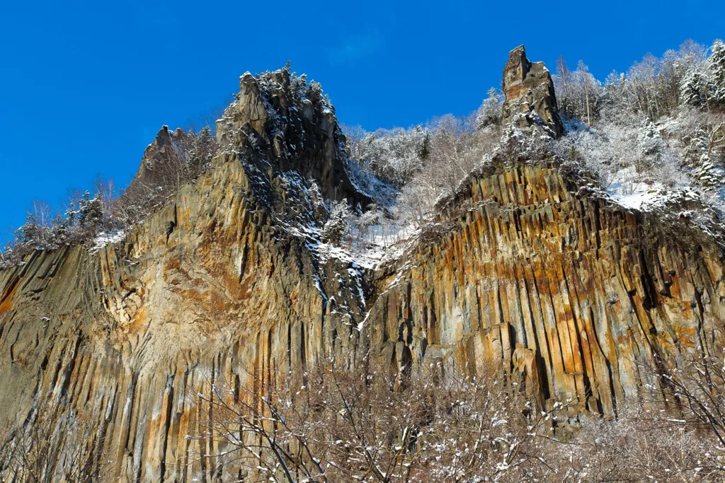 雪をまとう層雲峡の柱状節理（上川町）