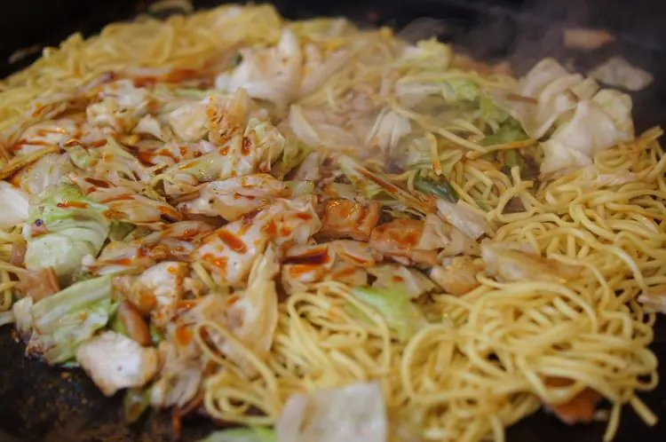 食べマルシェの鉄板で焼かれる旭川しょう油やきそば