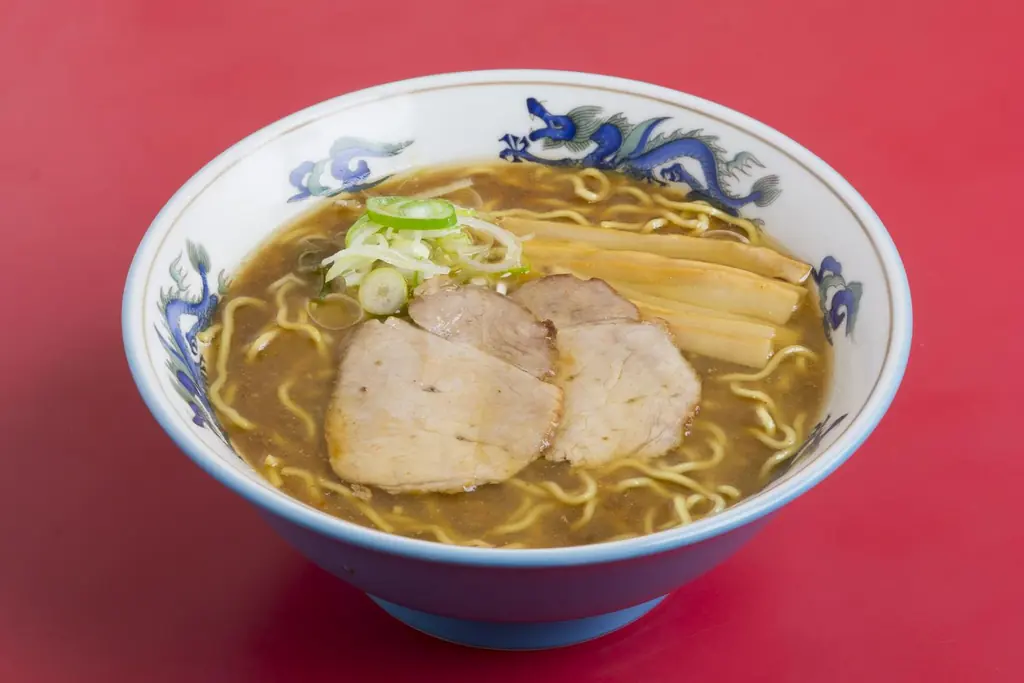 チャーシュー、メンマ、ねぎをのせた旭川ラーメン