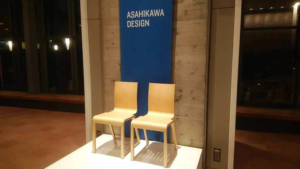 旭川駅に展示された旭川家具の木の椅子