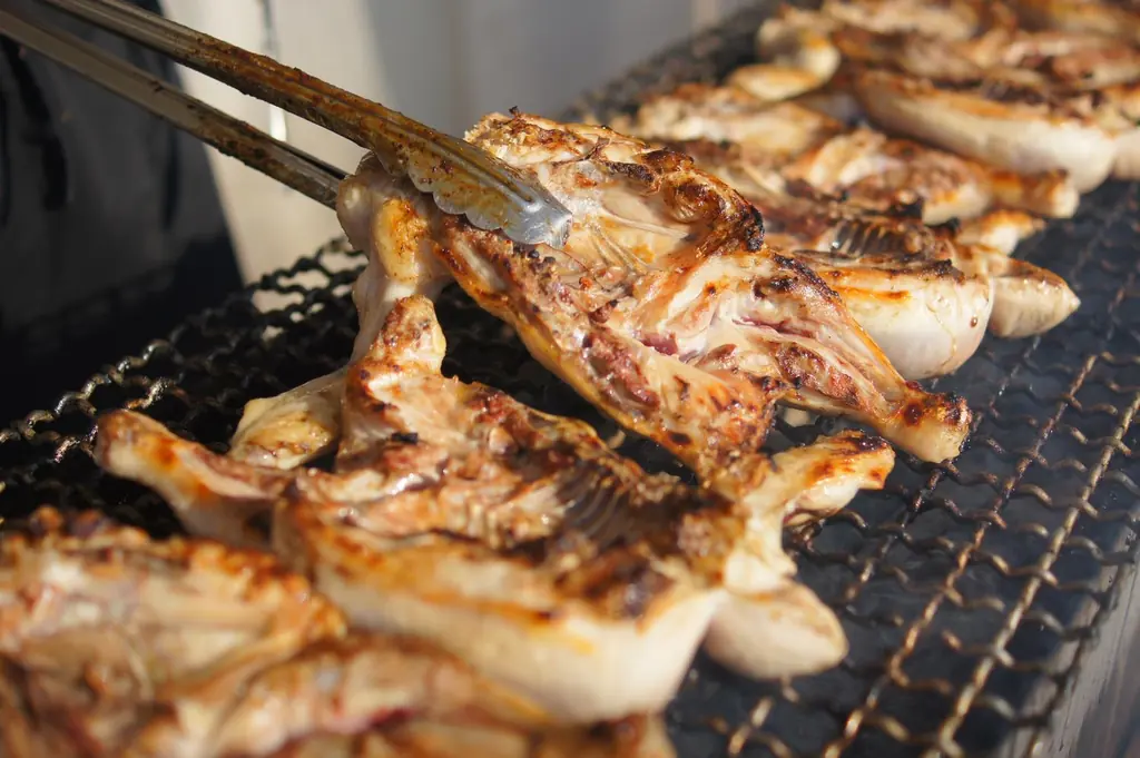 食べマルシェの網の上で焼かれる新子焼き