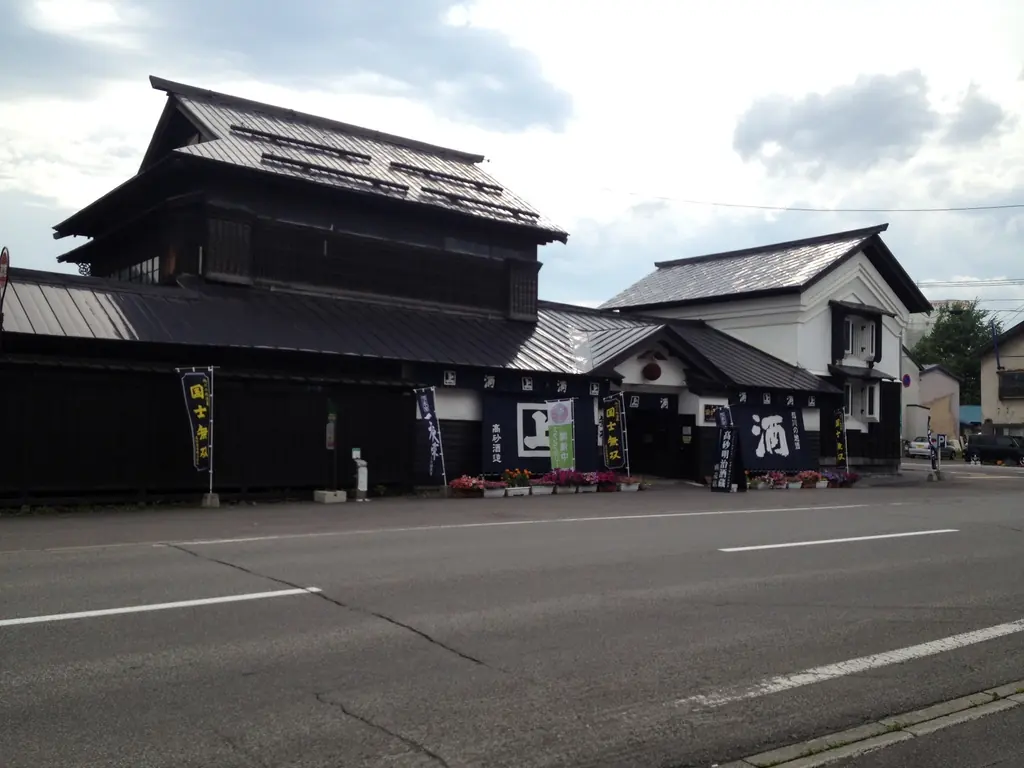 黒い木造の髙砂酒造の建物(旭川市)