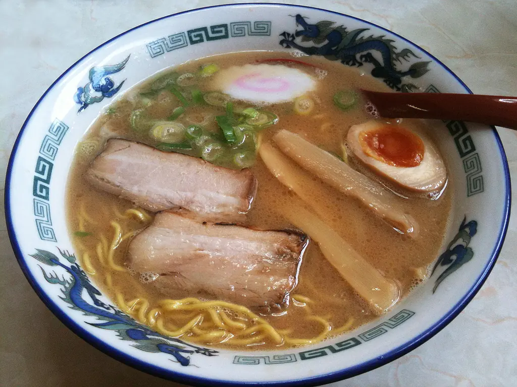 チャーシュー、メンマ、煮卵、ねぎをのせた醤油ラーメン（旭川市）