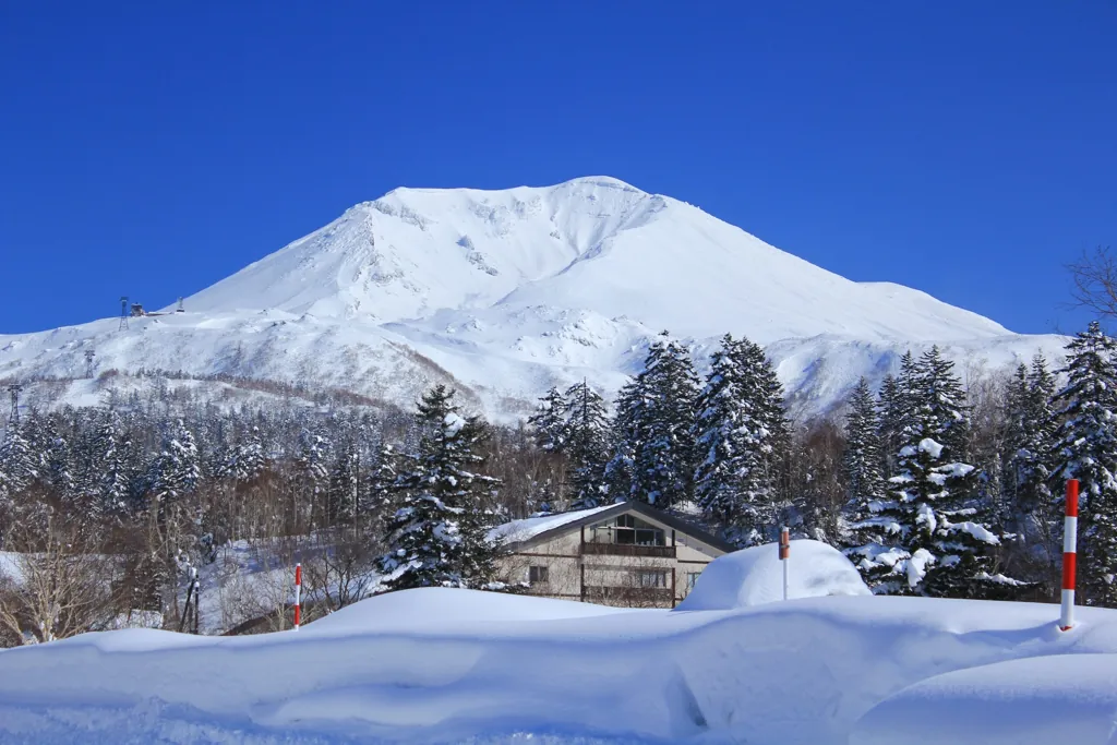 旭岳温泉の宿と雪の旭岳（東川町）