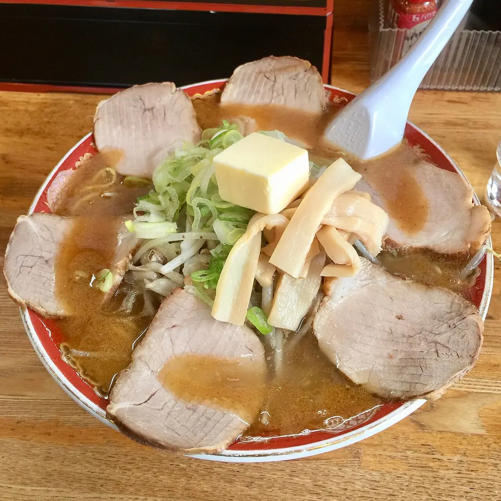 チャーシュー、バター、メンマをのせたみそラーメン（旭川市）