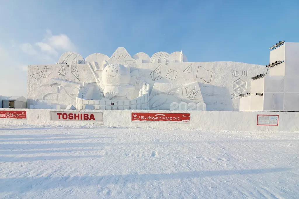 昼の旭川冬まつりの巨大な雪像